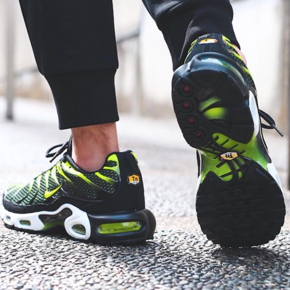 NIKE - AIR MAX PLUS (Black Volt) - Picture 2 of 10